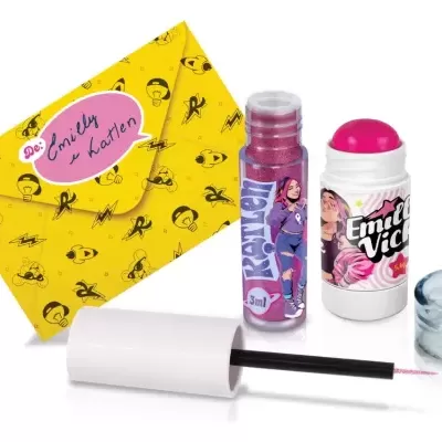 Envelope amarelo, batom e rímel com etiquetas coloridas.