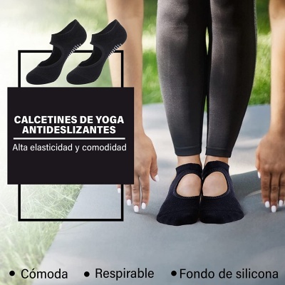 Pés com meias pretas antideslizantes de yoga num tapete cinzento.