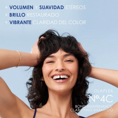 Mulher sorridente com cabelo castanho ondulado e curto, texto sobre cuidados capilares em fundo azul