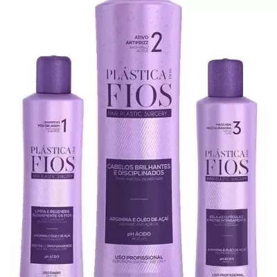 Produtos para cabelo lilás da linha PLÁSTICA DOS FIOS com texto em português e inglês.