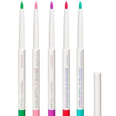 Cinco lápis de olhos coloridos com tampas brancas e texto impresso sobre eles