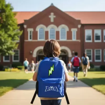 Mochila azul com padrão de raio verde e texto DOS ROSA usada por criança em frente a escola de tijolo vermelho.