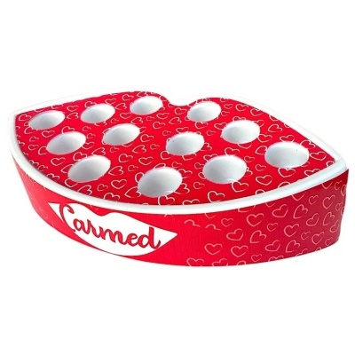 Suporte vermelho em forma de lábio com cavidades e padrão de corações, texto Carmed na lateral.