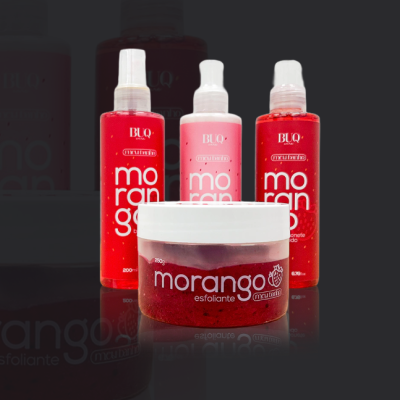 Produtos de beleza morango com embalagens vermelhas e rosa e pote esfoliante