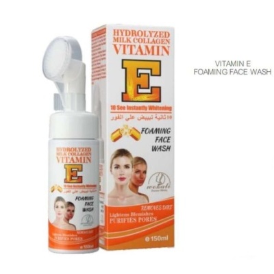 Produto foaming face wash Vitamina E com embalagem e caixa em branco e laranja com texto em inglês e árabe