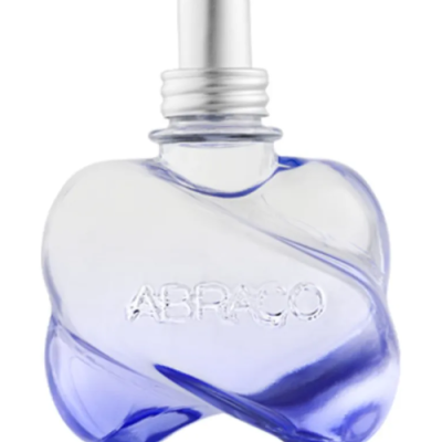 Frasco de perfume azul claro em forma abstrata com tampa prateada e a palavra ABRAÇO