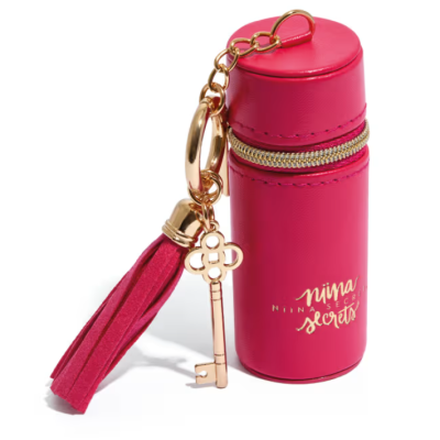 Estojo cilíndrico vermelho com chaveiro dourado e tassel vermelho