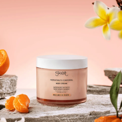 Frasco de creme corporal Skelt com doce e flores