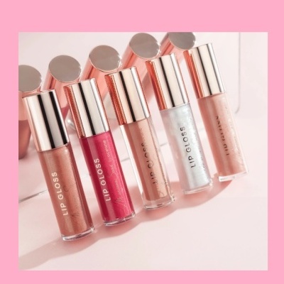 Cinco tubos de gloss labial em diferentes cores com tampa dourada
