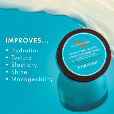 Frasco azul de máscara hidratante Moroccanoil sobre fundo azul com creme branco.