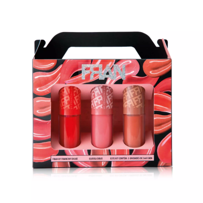 Conjunto de três batons em embalagens vermelha, rosa e bege com padrão FRAN e caixa com padrão de lábios vermelhos