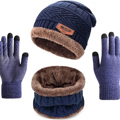 Gorro, cachecol e luvas de inverno azuis com interiores castanhos felpudos
