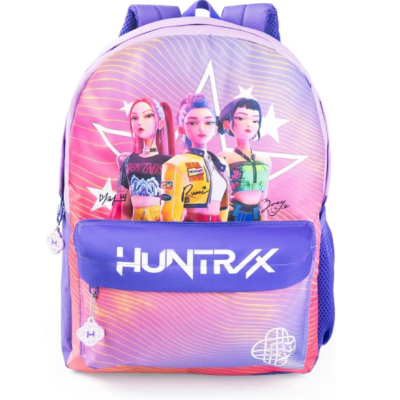Mochila colorida com personagens animados e bolso frontal com texto HUNTR/X.