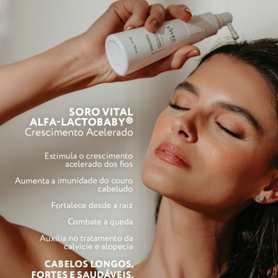 Frasco branco de soro capilar sendo aplicado na cabeça de uma mulher com cabelo preto