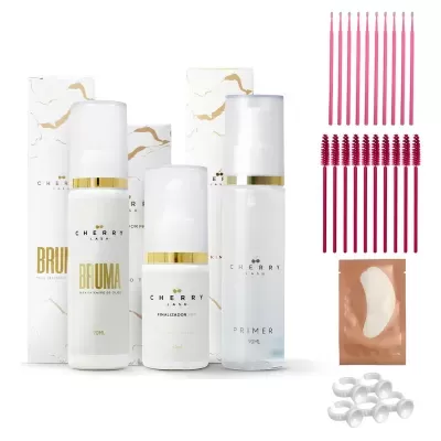 Kit de produtos para extensão de cílios Cherry Lash com frascos brancos e detalhes dourados, escovas rosa, anéis brancos e um patch.
