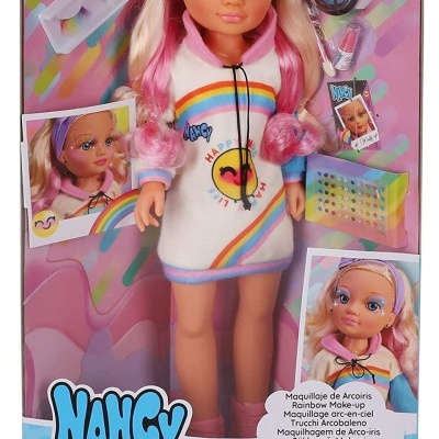 Boneca Nancy com vestido branco com arco-íris e acessórios de maquilhagem na embalagem