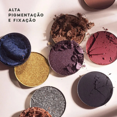 Sombras de olhos compactas em várias cores com texto ALTA PIGMENTAÇÃO E FIXAÇÃO