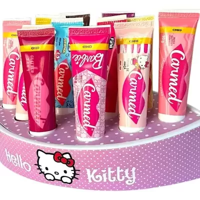 Conjunto de tubos de hidratante labial Carmed em suporte cor-de-rosa com padrão e desenho Hello Kitty