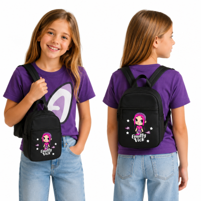 Mochila preta pequena com estampa de personagem e texto Emilly Vick