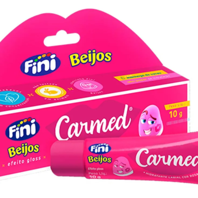 Embalagem e tubo rosa de hidratante labial Carmed da Fini Beijos