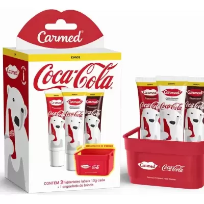 Embalagem com três tubos de hidratante labial e caixote vermelho Carmed Coca-Cola