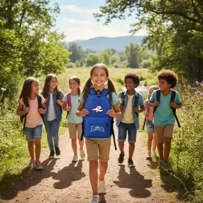 Crianças a caminhar com mochilas numa trilha de terra em ambiente natural