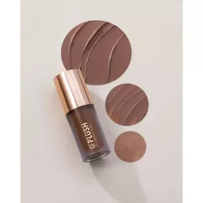 Frasco de blush líquido castanho com tampa dourada e textura de blush castanho em círculos no fundo claro