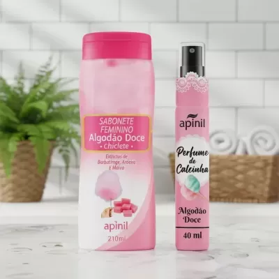 Sabonete feminino e perfume de calcinha Algodão Doce da marca apinil sobre bancada branca em ambiente com azulejos e planta