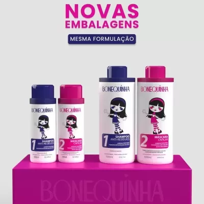 Quatro frascos de produtos capilares BONEQUINHA com tampas azul e rosa em superfície rosa