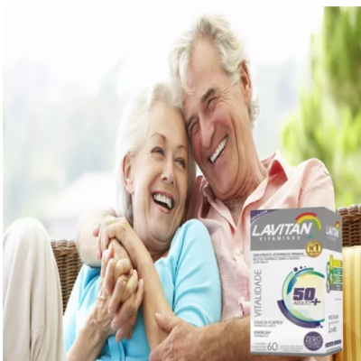 Casal idoso abraçado e embalagem do suplemento LAVITAN Vitalidade 50+