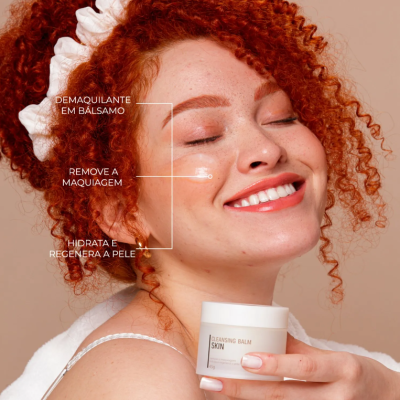 Mulher segurando um pote de bálsamo de limpeza para a pele com texto descritivo sobre o produto