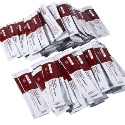 Pacotes de café moído em pacotes brancos e castanhos com texto CAFÉ MOÍDO e 100% ARÁBICA