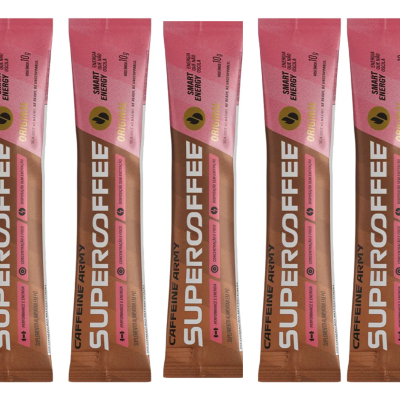 Cinco embalagens tipo stick do SUPERCOFFEE da CAFFEINE ARMY, cores rosa e castanho com texto