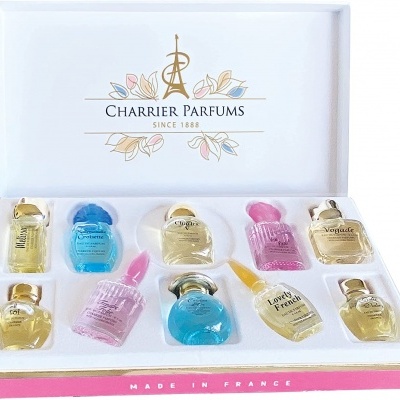 Conjunto de miniaturas de perfumes Charrier Parfums em caixa branca com detalhes dourados e rosa