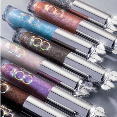 Glosses labiais com glitter em várias cores e tampas prateadas