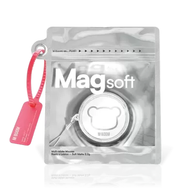 Embalagem prateada com etiqueta vermelha e produto cosmético Mag soft da M-BOOM.