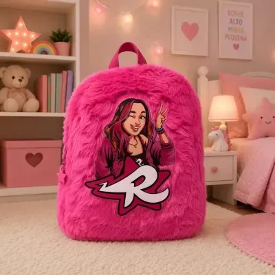 Mochila cor-de-rosa felpuda com desenho de personagem e letra R no quarto infantil rosa.