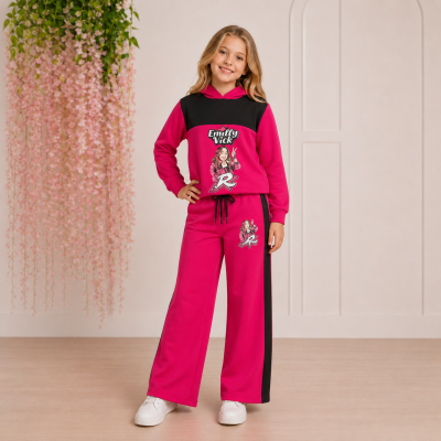 Conjunto desportivo rosa com capuz e estampado Emiffy Vick, menina sorridente numa sala clara com plantas.