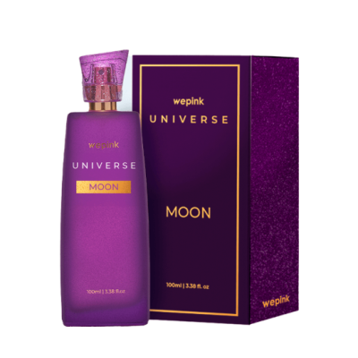 Frasco de perfume roxo fosco com texto dourado ao lado da caixa roxa brilhante