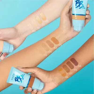 Três braços com amostras de base BB Cream Vizzela em diferentes tons de pele