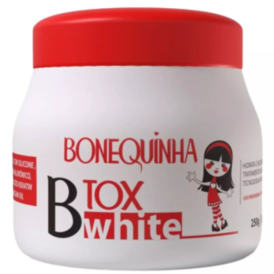 Frasco branco com tampa vermelha e rótulo BONEQUINHA BTOX white com ilustração de boneca
