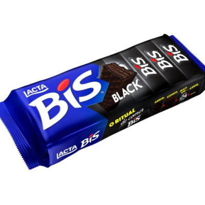 Barra de chocolate Lacta BIS Black com embalagem azul e preta