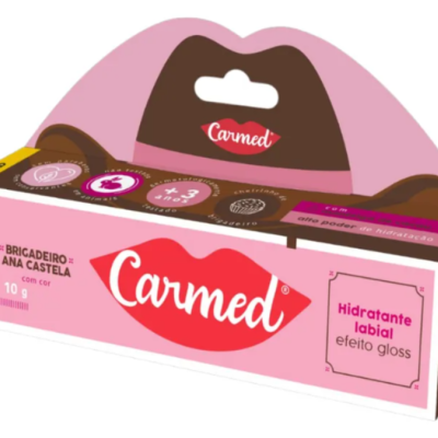 Embalagem rosa e castanha com hidratante labial Carmed