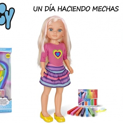 Boneca Nancy com roupa colorida, caixa azul e kit de mechas coloridas para cabelo.