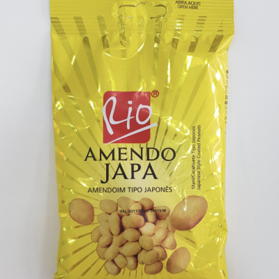 Pacote amarelo metálico brilhante de amendoim tipo japonês da marca Rio com amendoins cobertos visíveis na frente