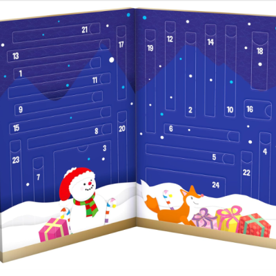 Calendário de advento azul com boneco de neve e raposa junto a presentes e números 1 a 24