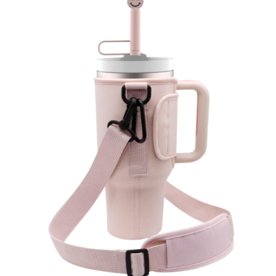 Copo térmico rosa com tampa cinza e alça rosa com mosquetão preto