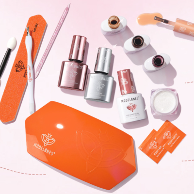 Kit de manicure MODELINES com vernizes, pó branco, lima e acessórios em fundo claro