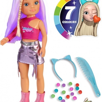 Boneca com roupa rosa e prateada e acessórios de cabelo coloridos