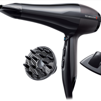 Secador de cabelo Remington preto com acessórios em fundo branco